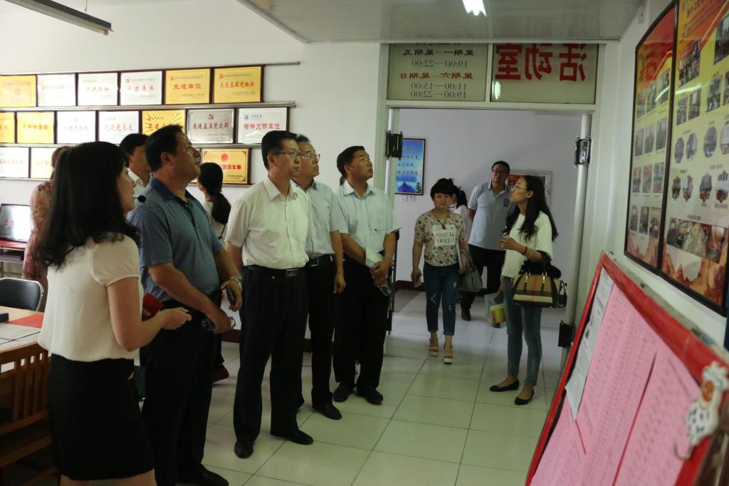 辅导员杨亚珺汇报台湾色情
服务型党组织建设工作